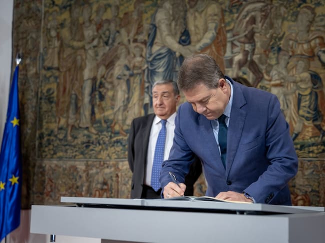 El jefe del Gobierno autonómico, Emiliano García-Page, y el Fiscal Superior de Castilla-La Mancha, Emilio Fernández, durante la firma del convenio en materia de seguridad y salud laboral