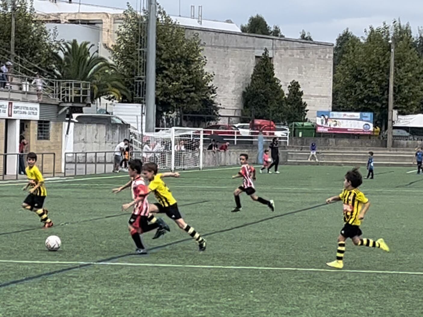 Partido de fútbol en la categoría Benjamín entre el Rápido de Bouzas y el Sporting de Castrelos