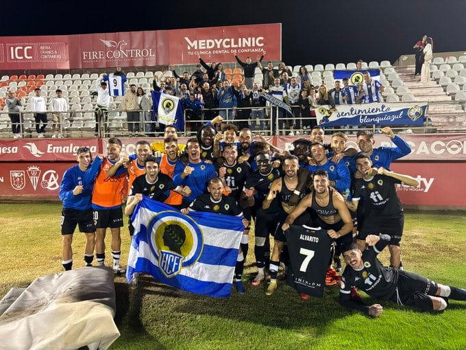 Los jugadores del Hércules celebran la victoria frente al Algeciras con los aficionados