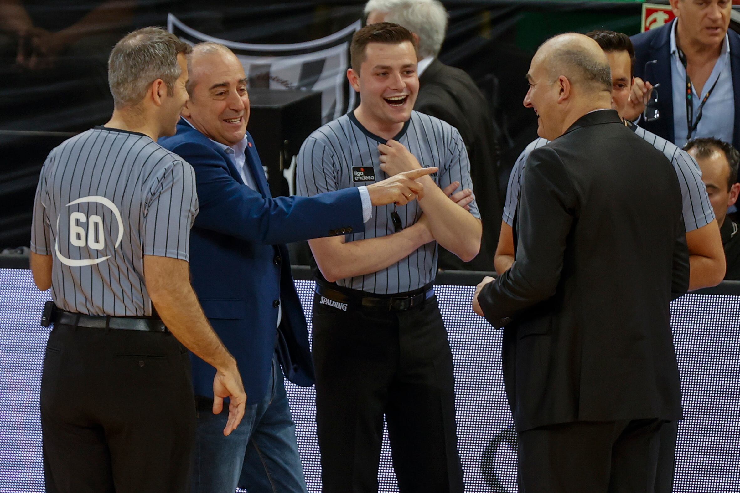 BILBAO, 26/04/2023.- El entrenador del Lenovo Tenerife, Txuxs Vidorreta (2i), y el entrenador del Bilbao Basket, Jaume Ponsarnau (d), conversa con los árbitros antes del encuentro correspondiente a la jornada 28 de la ACB disputado en el Bilbao Arena, este miércoles. EFE/ Luis Tejido