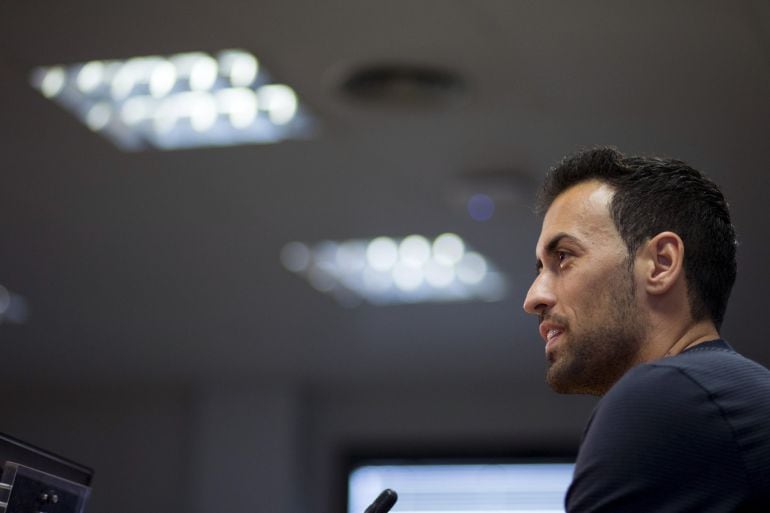 El centrocampista del FC Barcelona Sergio Busquets atiende a los medios de comunicación