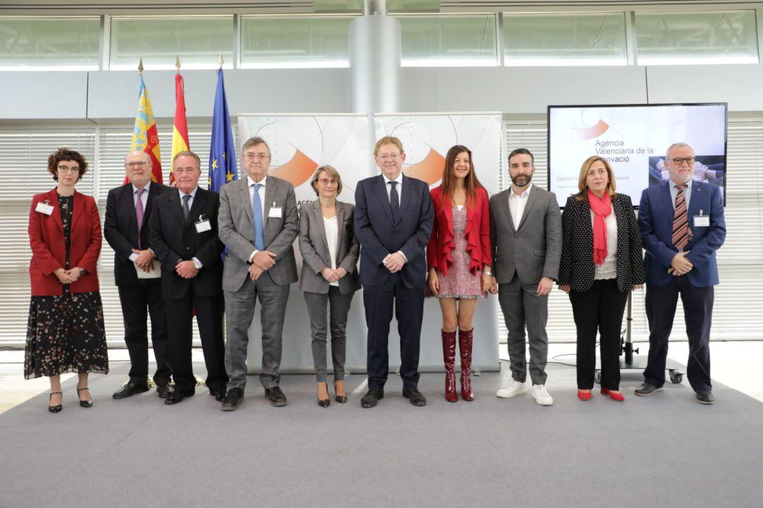 El president Ximo Puig (c), junto a la consellera de Innovación, Universidades, Ciencia y Sociedad Digital, Carolina Pascual (a su izquierda) y otros miembros del Consell Valencià de la Innovació.