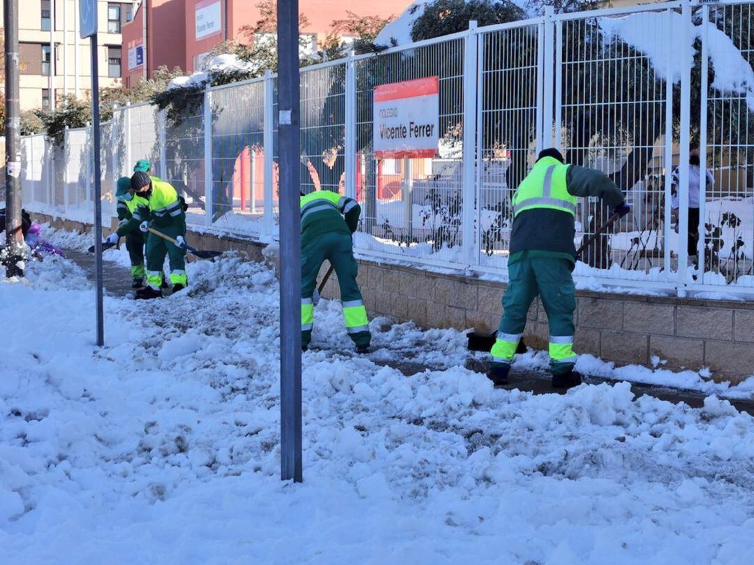 Varios operarios municipales del Ayuntamiento de Getafe trabajan en el colegio Vicente Ferrer de la localidad.