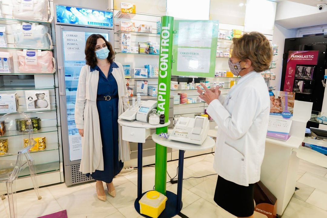 La presidenta de la Comunidad de Madrid, Isabel Díaz Ayuso, durante una visita a una farmacia. Archivo.