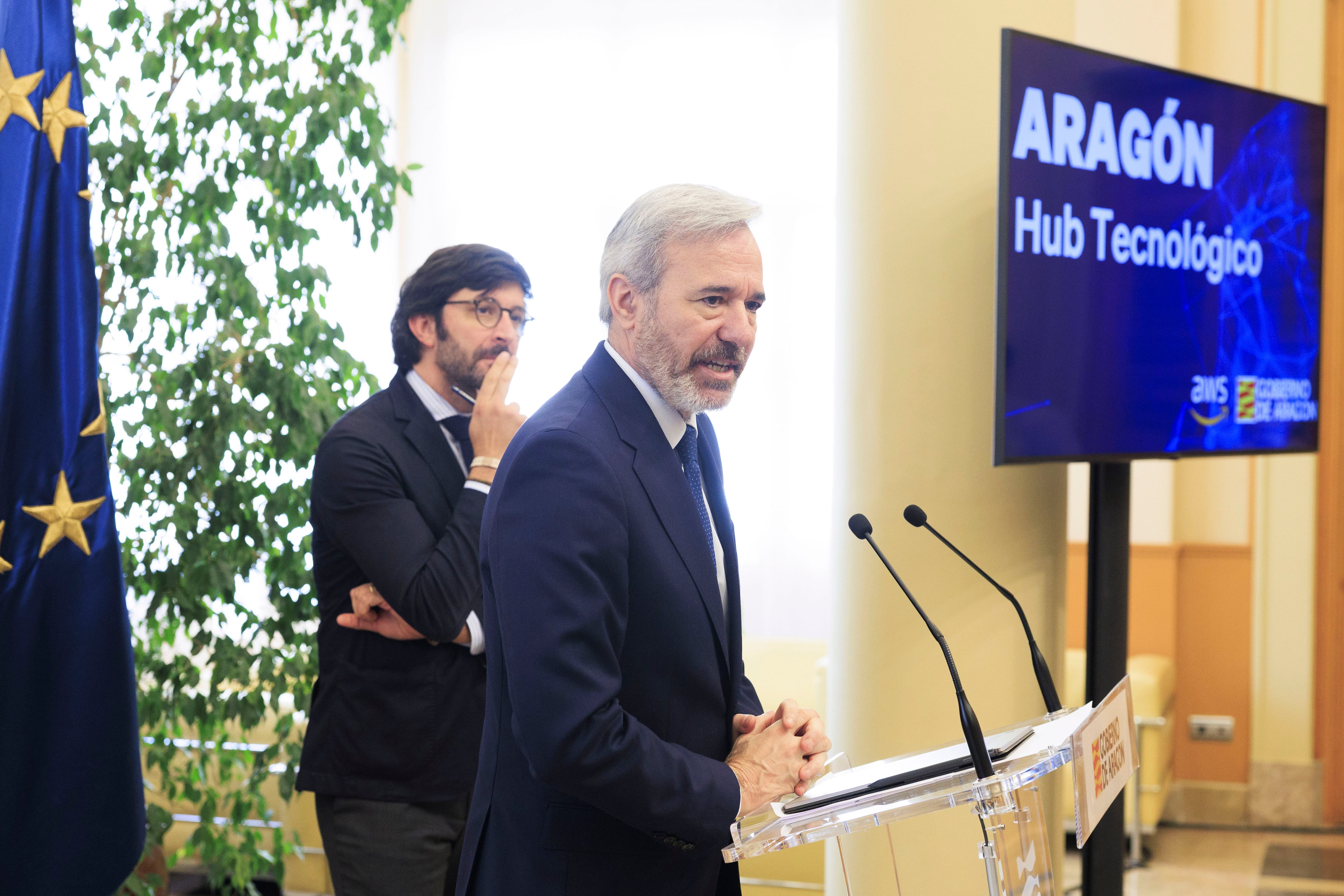 Zaragoza (Aragón), 25/03/26.- El presidente en funciones del Gobierno de Aragón, Jorge Azcón (d) y el responsable de Amazon Web Services Iberia, David Blázquez durante la rueda de prensa convocada para informar de que el ejecutivo regional ha aprobado la Declaración de Interés General (DIGA) del plan de consolidación de AWS en la comunidad con 670 nuevas hectáreas en Huesca, San Mateo de Gállego, La Puebla de Híjar y Azaila. EFE/Javier Cebollada