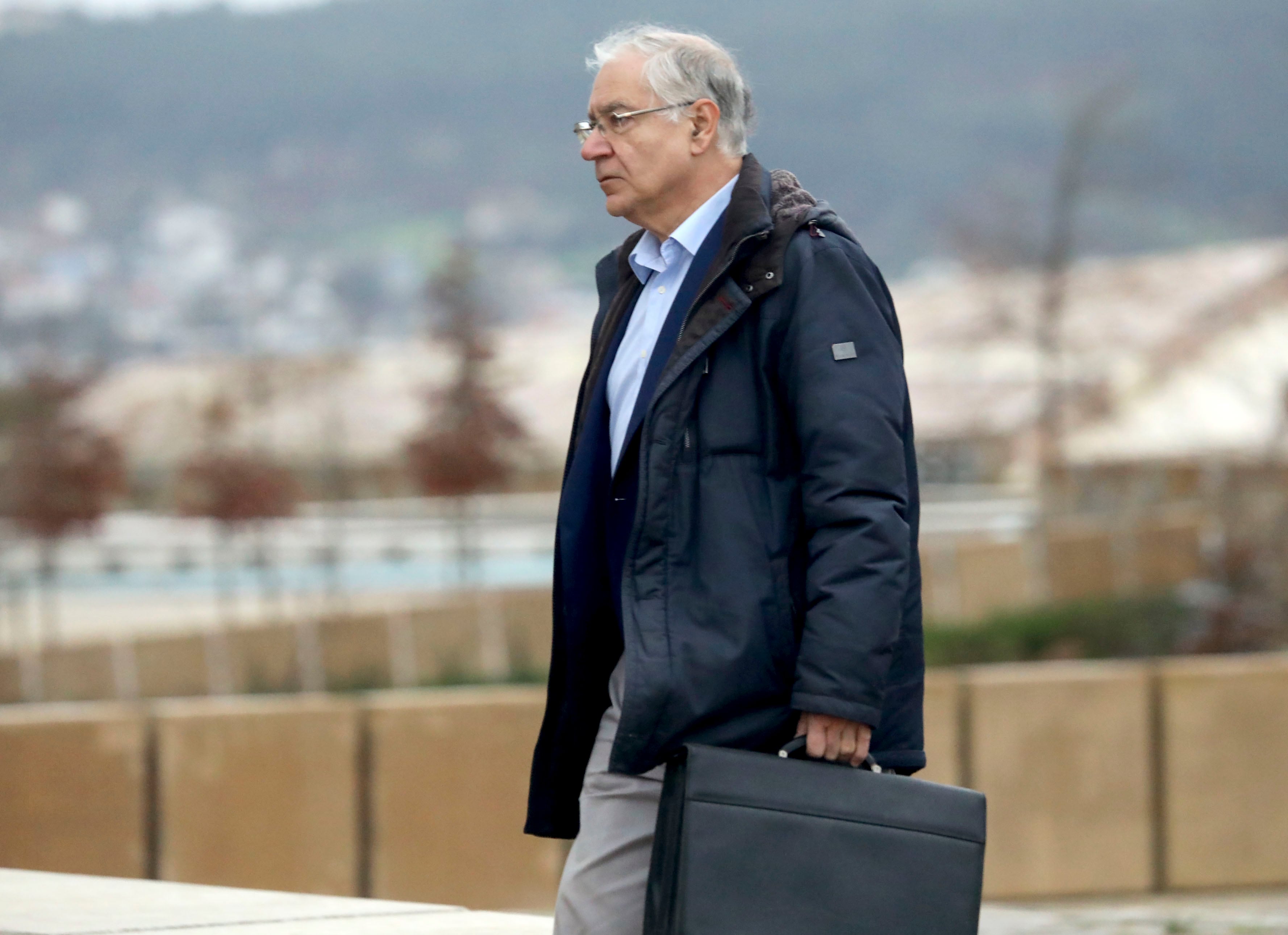 El ingeniero de caminos Juan Carlos Carballeira Rifón, perito designado por el juzgado que instruyó el accidente del tren Alvia, a su llegada este jueves al edificio de la compostelana Ciudad de la Cultura habilitado para el desarrollo de las sesiones, donde ha testificado. EFE/Xoán Rey.