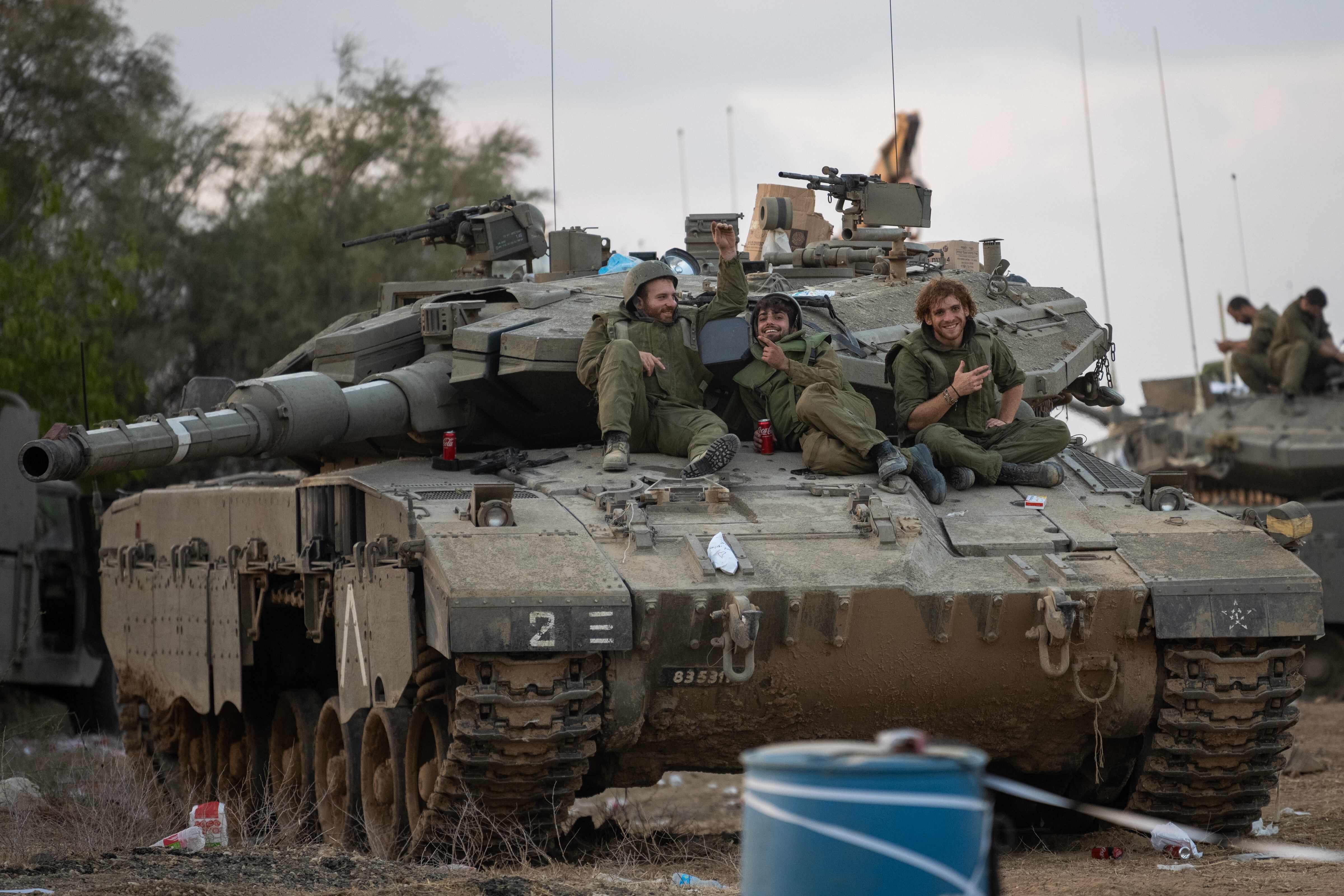 Reservistas de las Fuerzas de Defensa de Israel posan mientras yacen en un tanque cerca de la frontera con Gaza el 11 de octubre de 2023 en Be&#039;eri, Israel