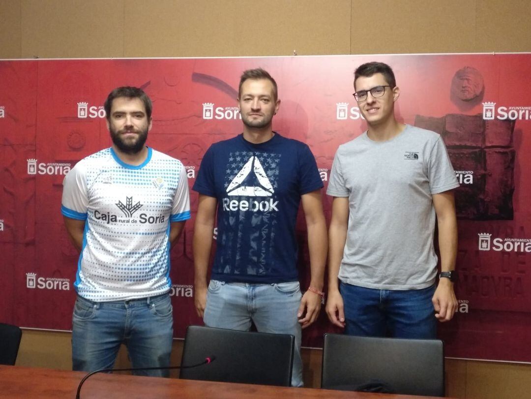 Elías Terés (Río Duero Soria), Manu Salvador (concejal de Deportes( y Alejandro Vinuesa (Sporting CV Soria), tras la rueda de prensa.