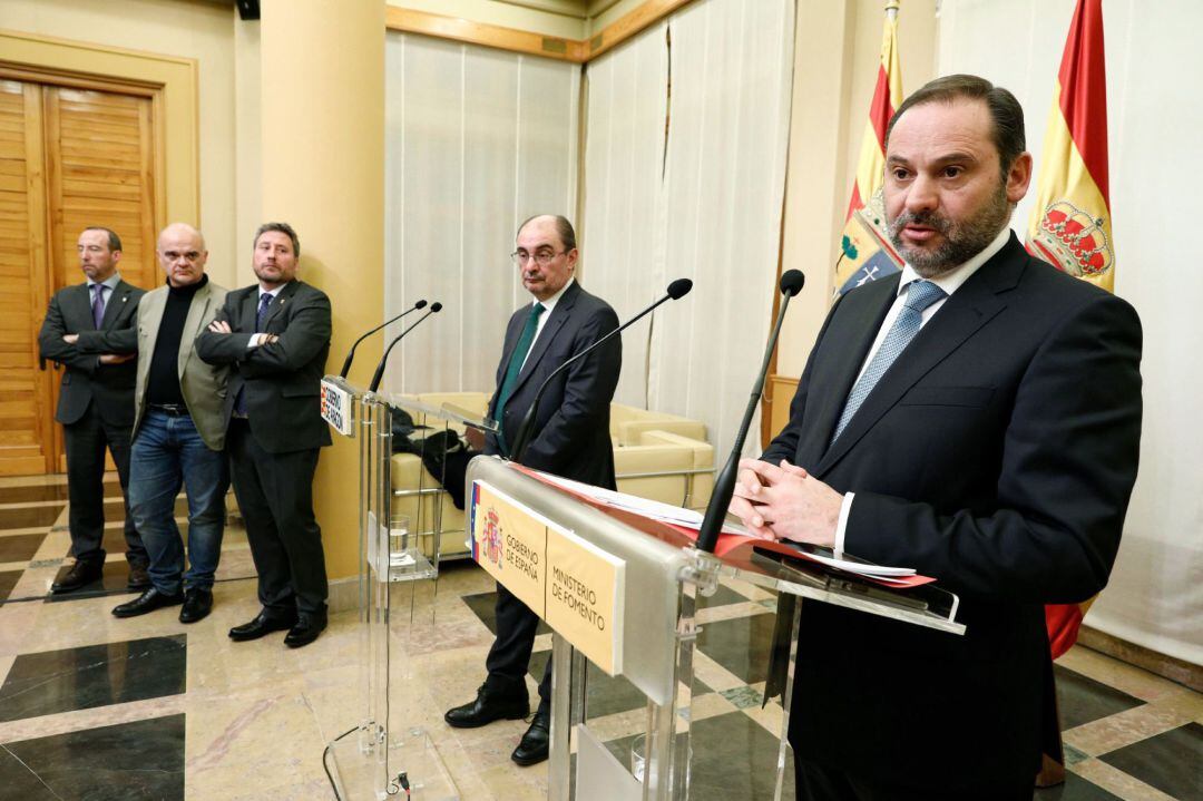 Imagen facilitada por DGA del ministro de Fomento, José Luis Ábalos (d) y del presidente del Gobierno de Aragón, Javier Lambán, durante la rueda de prensa que han ofrecido tras la reunión que han mantenido para analizar el estado de las obras de infraestructuras pendientes 