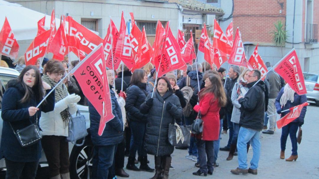 Trabajadoras de Raspeig se concentran ante la Consejería de Hacienda