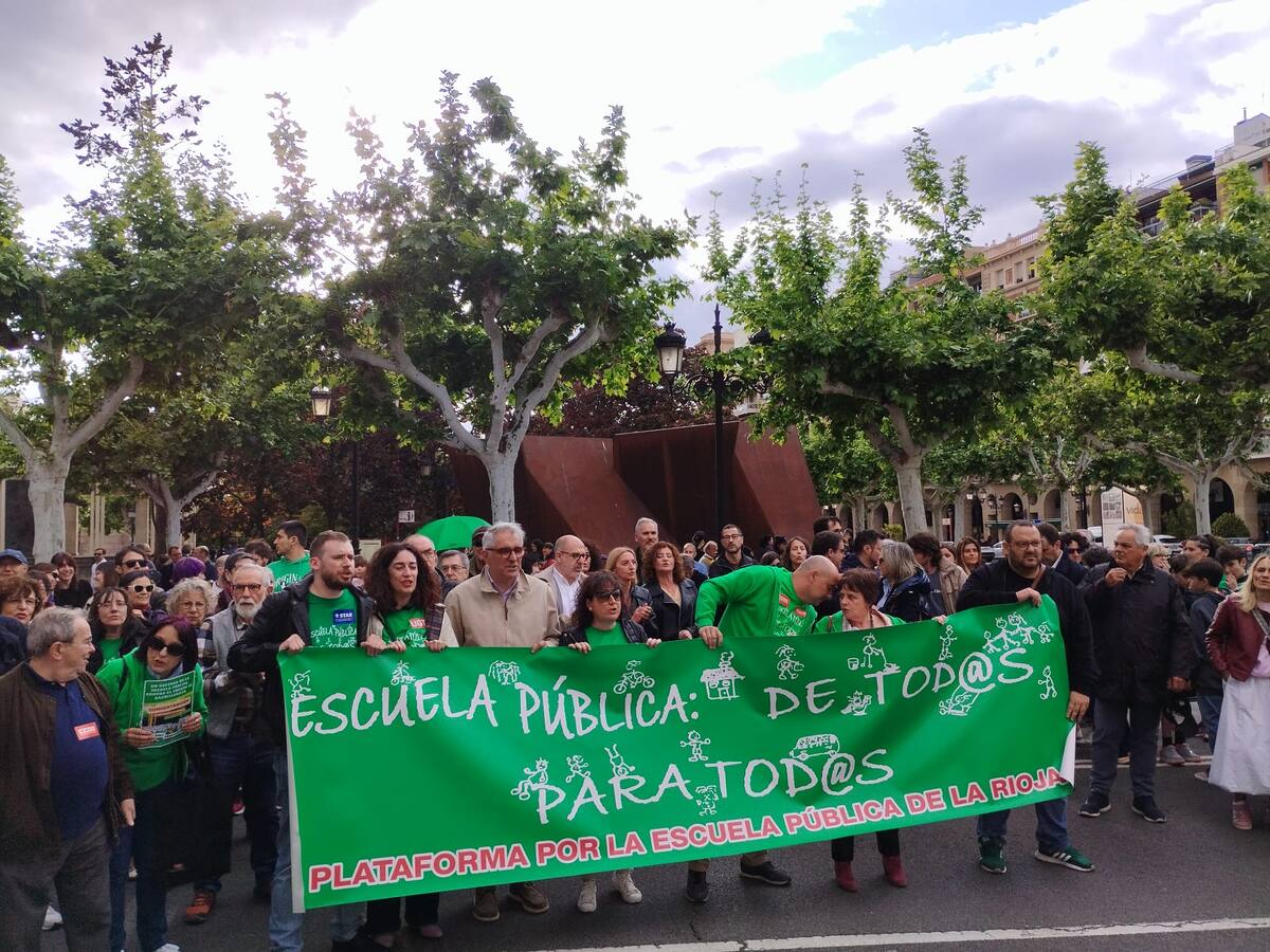 La plataforma en Defensa de la Escuela Pública se concentra este martes en Logroño