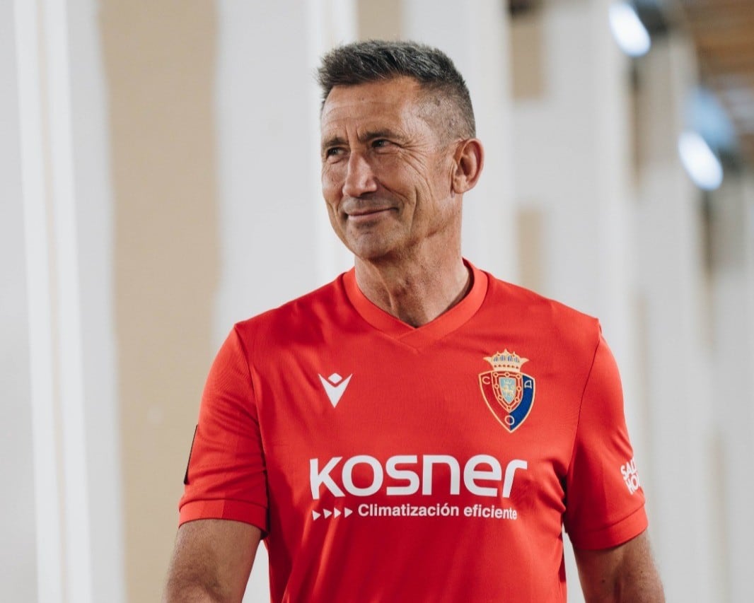 El periodista Carlos Martínez, amigo de Michael Robinson, desfila con la camiseta retro de Osasuna en la Semana de la Moda