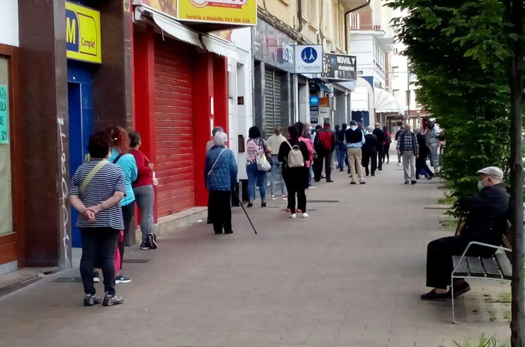 Colas frente a una oficina bancaria de Kutxabank