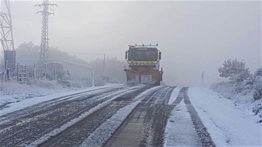 Una máquina quitanieves limpia la AVP-637 en Villanueva del Campillo (Ávila)