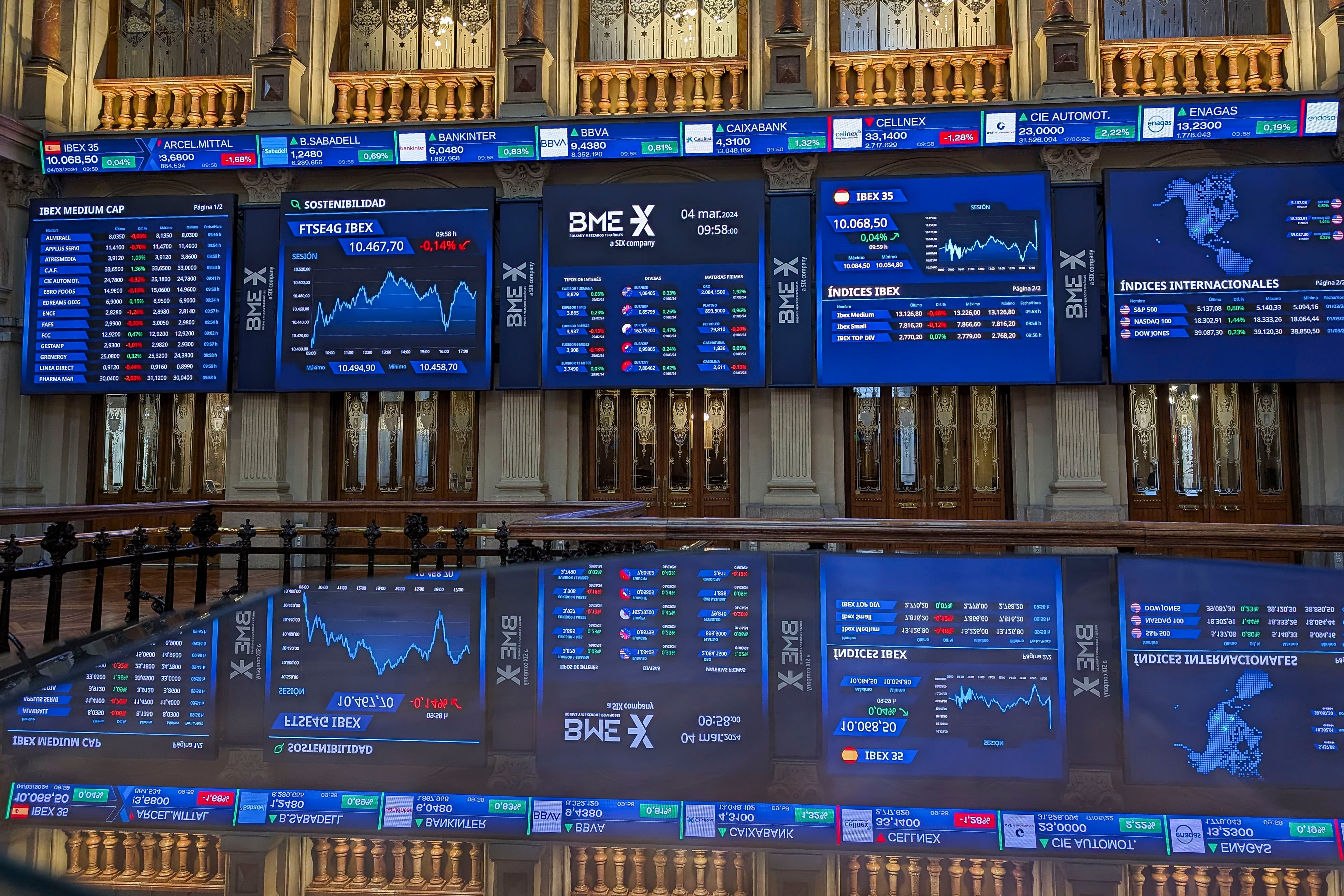 Varios paneles y monitores muestran en el parqué madrileño la evolución de la Bolsa española este lunes.