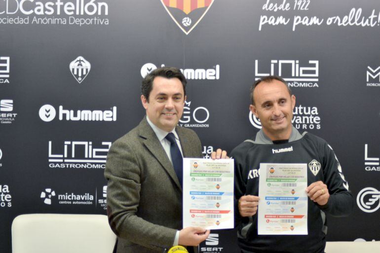 El director general del club, Jordi Bruixola, junto al entrenador, Kiko Ramírez.