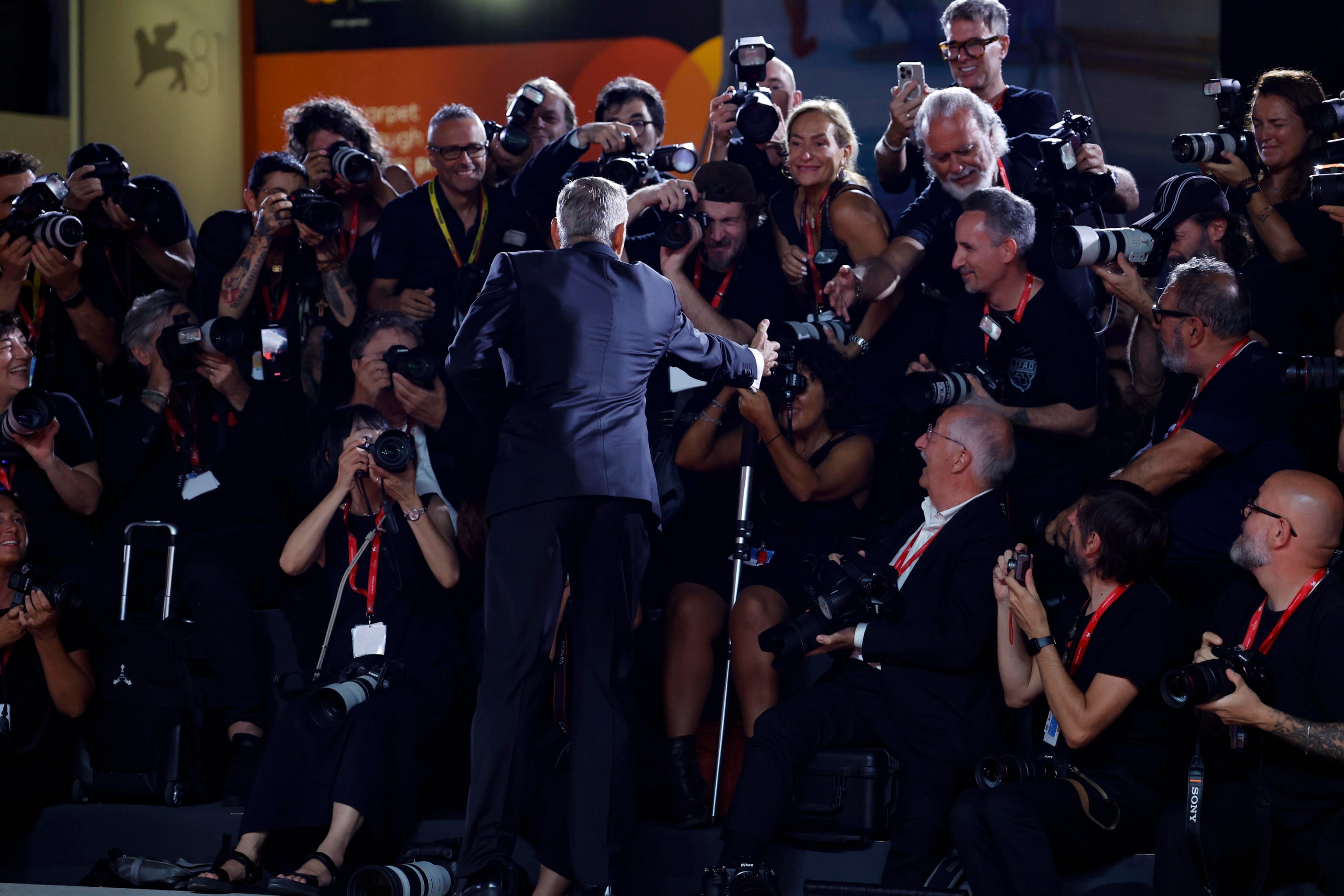 La rápida reacción de George Clooney en Venecia para ayudar a un fotógrafo que cayó al suelo en la Bienal de Venecia.