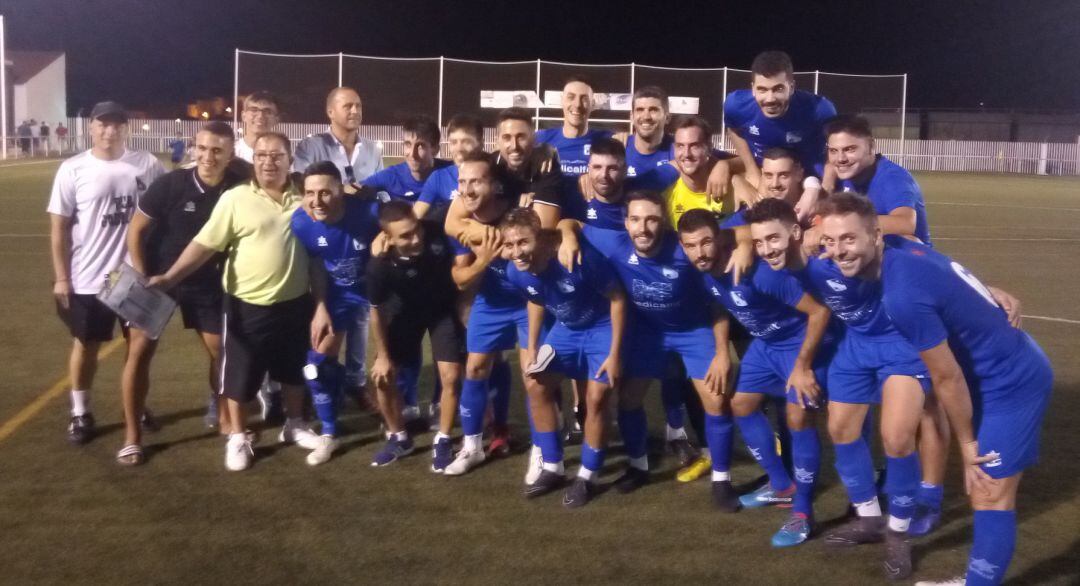 La plantila del Begíjar CF celebra el pase a la final de la Copa Presidente Diputación.