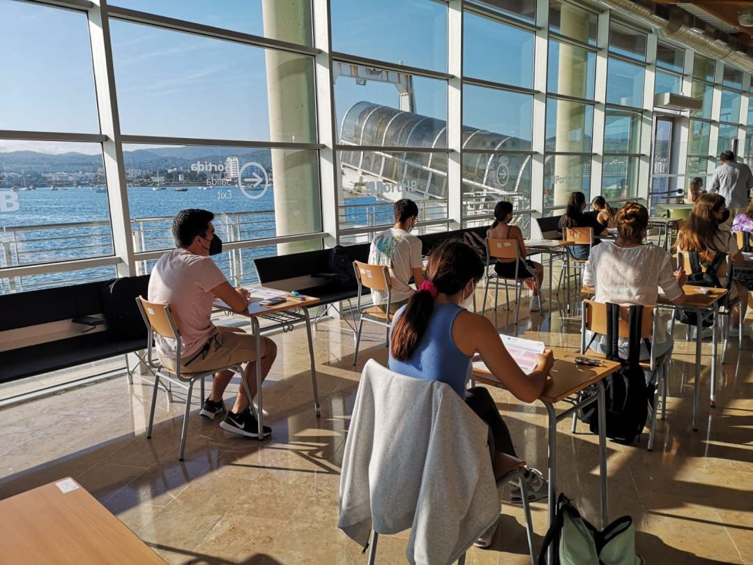 Imagen de algunos alumnos realizando las pruebas en el Club Náutico de Sant Antoni