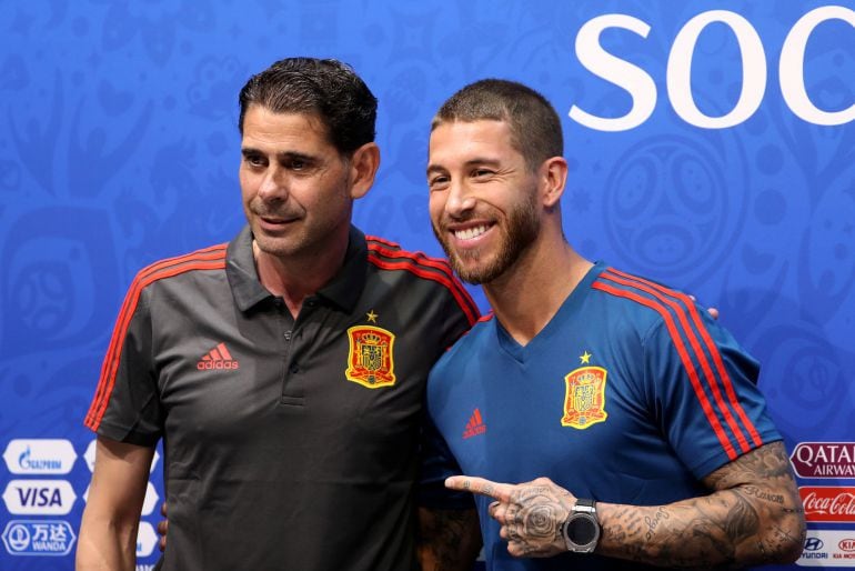 Sergio Ramos, capitán de España, con Fernando Hierro, seleccionador nacional 