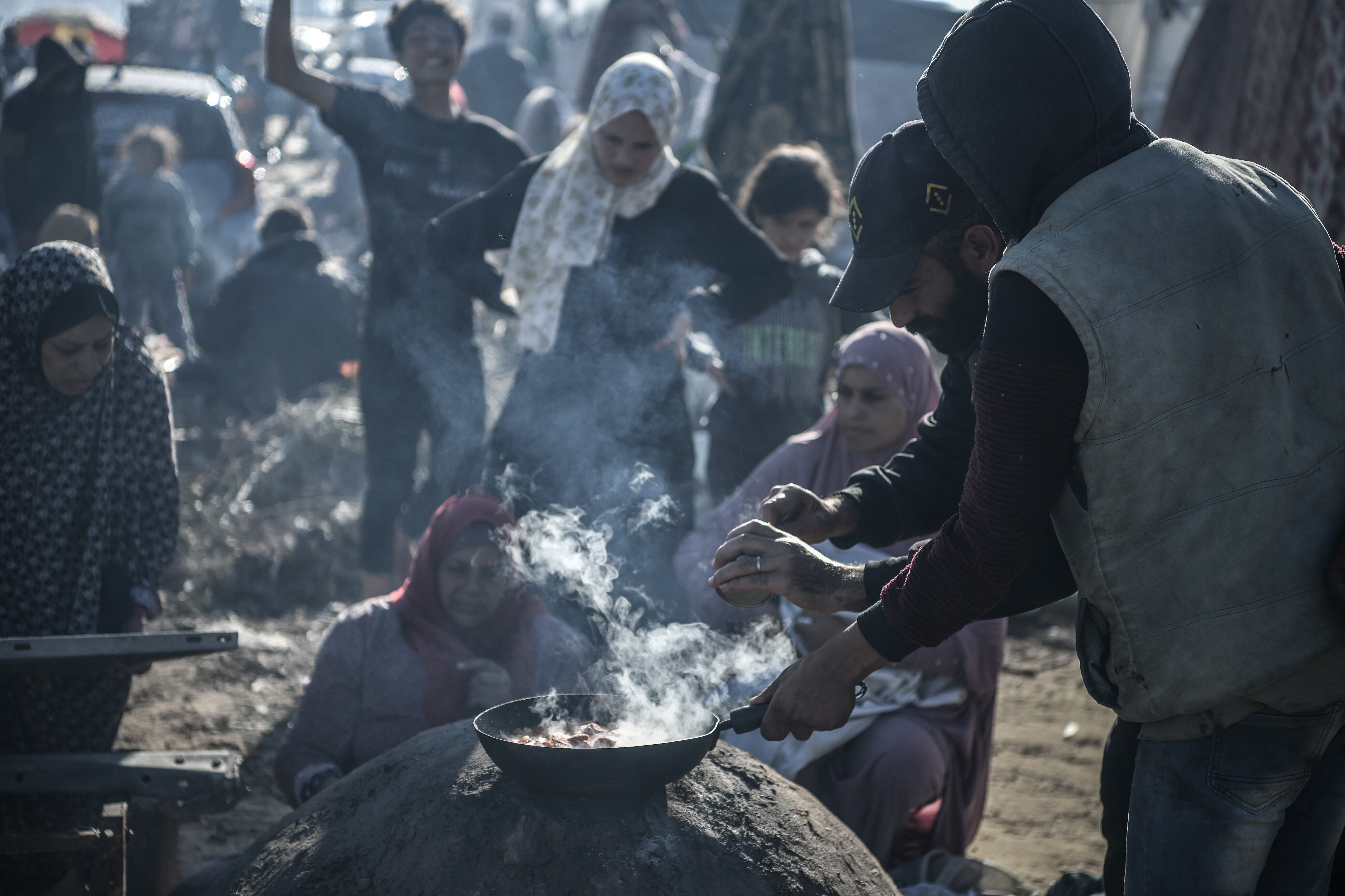 Ciudadanos gazatíes preparan comida en Rafah