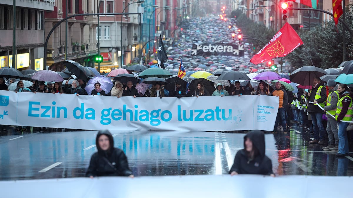 Decenas de miles de personas han llenado las calles de Bilbao bajo la lluvia para reivindicar los derechos de los presos y presas vascas