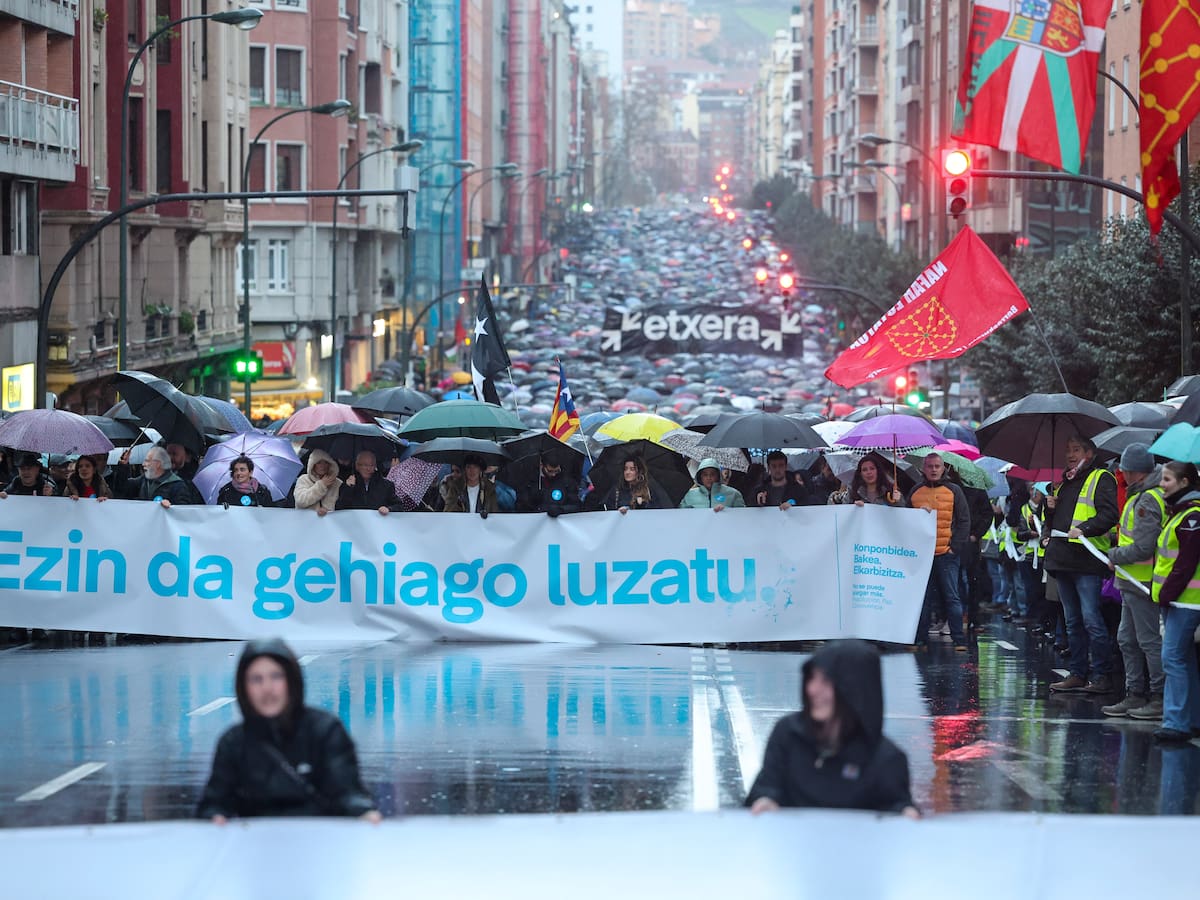 Decenas de miles de personas han llenado las calles de Bilbao bajo la lluvia para reivindicar los derechos de los presos y presas vascas