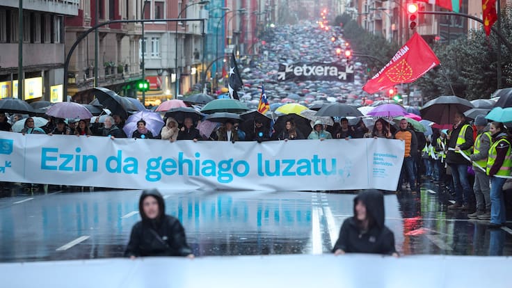 Decenas de miles de personas han llenado las calles de Bilbao bajo la lluvia para reivindicar los derechos de los presos y presas vascas