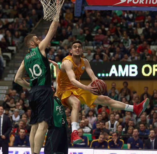 GRA242. BADALONA (BARCELONA), 13/03/2016.- El base checo del Barcelona Tomas Satoransky (d) entra a canasta ante la defensa del ala pivot del Fiatc Joventut Albert Miralles, durante el partido de liga ACB disputado hoy en el Olímpic de Badalona. EFE/Toni 