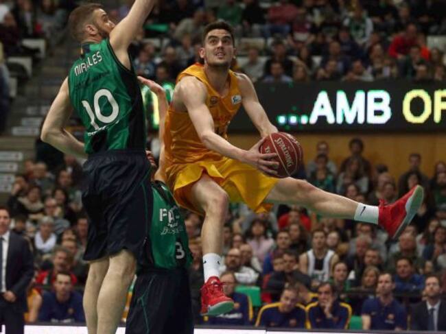GRA242. BADALONA (BARCELONA), 13/03/2016.- El base checo del Barcelona Tomas Satoransky (d) entra a canasta ante la defensa del ala pivot del Fiatc Joventut Albert Miralles, durante el partido de liga ACB disputado hoy en el Olímpic de Badalona. EFE/Toni
