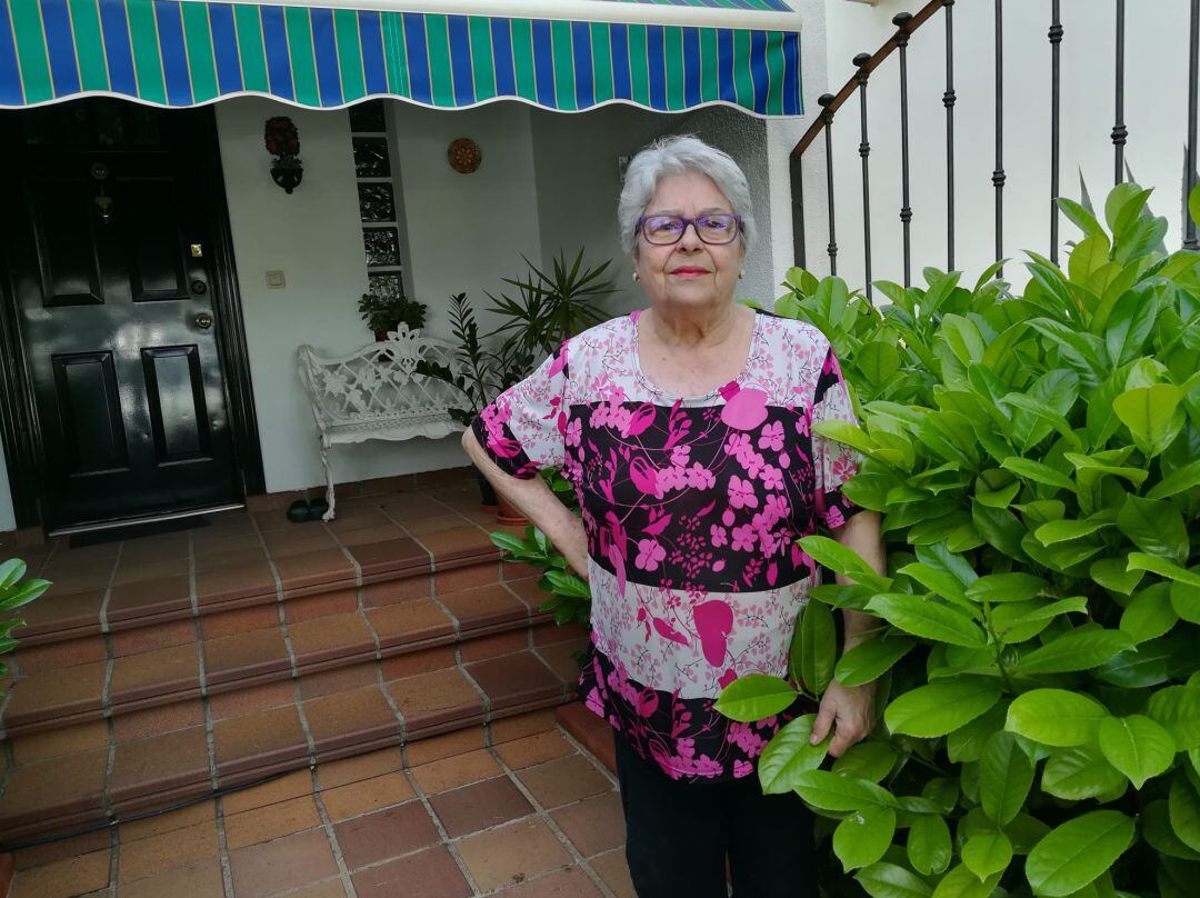 Maribel Cano, en la puerta de su casa