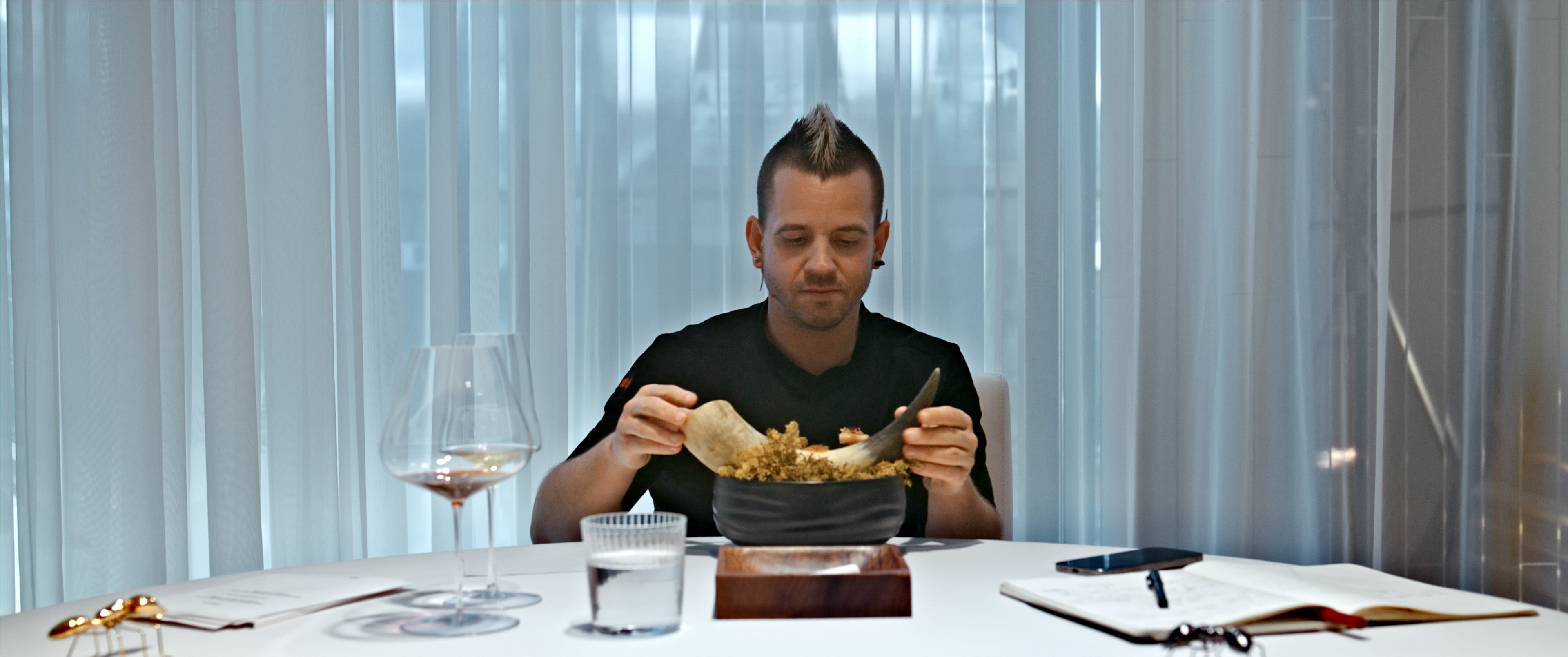 El chef Dabiz Muñoz, probando los platos de Diverxo.