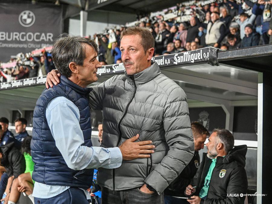 Pacheta y Ramis se saludan antes del partido en El Plantío.