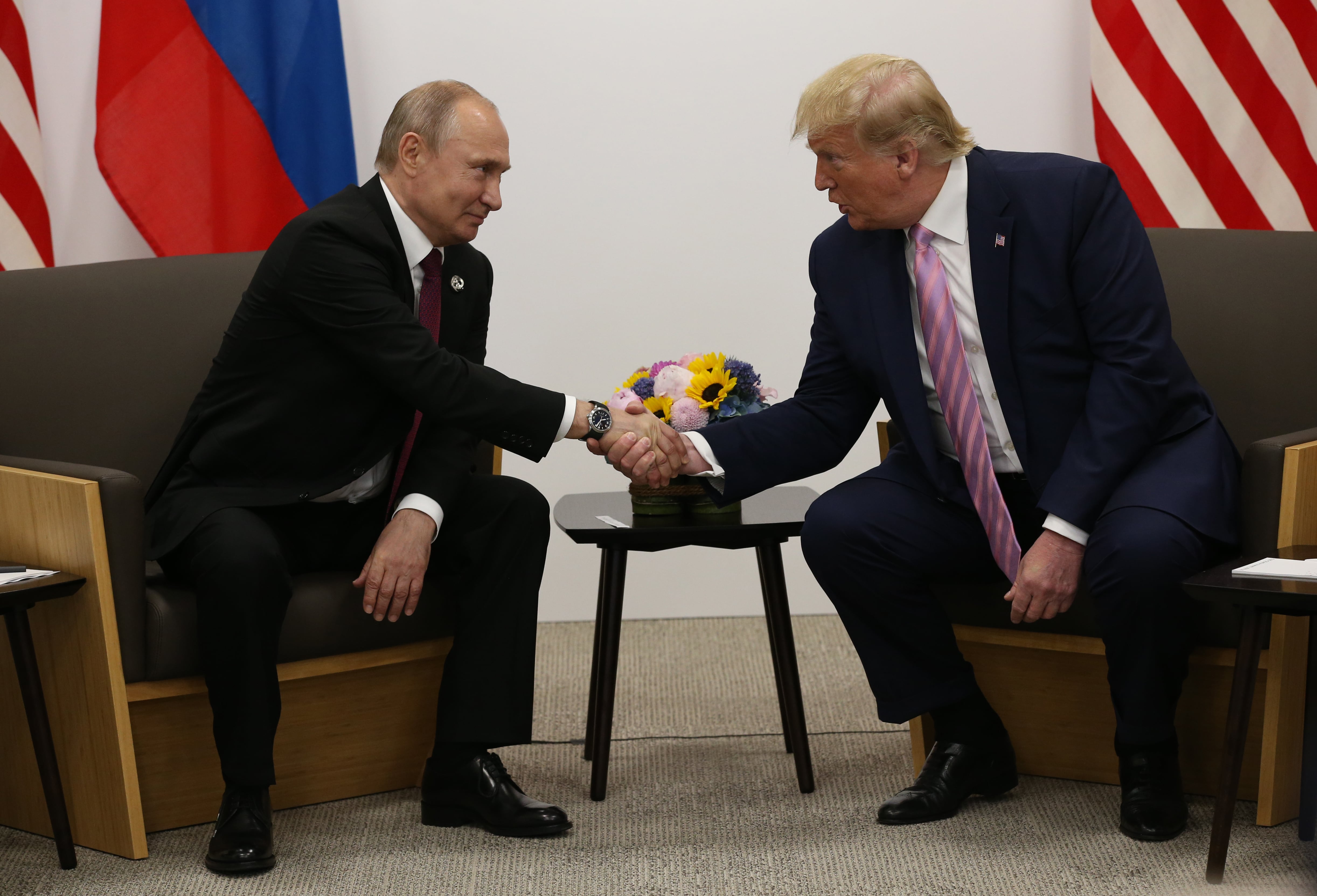 Vladimir Putin y Donald Trump se saludan durante una reunión del G20 en 2019