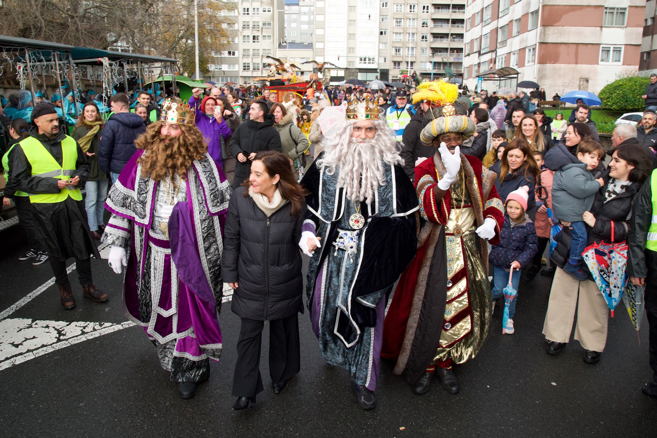 Los Reyes Magos e Inés Rey antes de iniciar la cabalgata en la ronda de Camilo José Cela