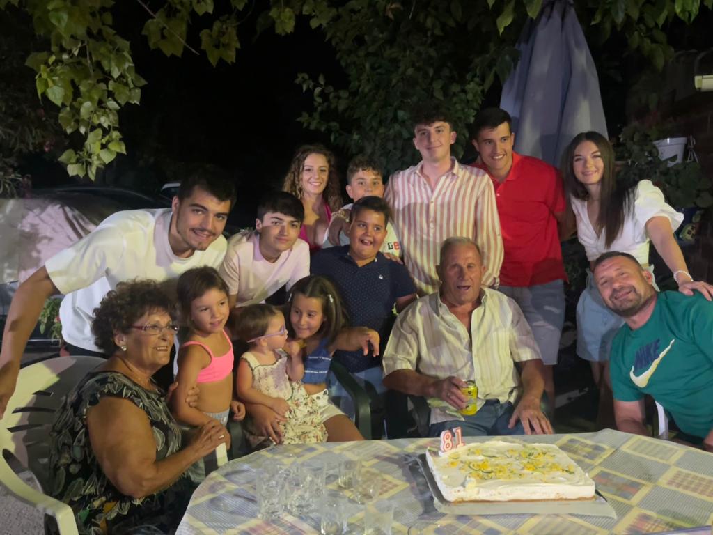 Gregoria y Mariano, los abuelos de Miguelturra con sus 13 nietos en el cumpleaños de Mariano