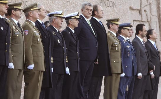 Los presidentes de Congreso y Senado, Jesús Posada y Pío García Escudero, durante el solemne izado de la bandera nacional