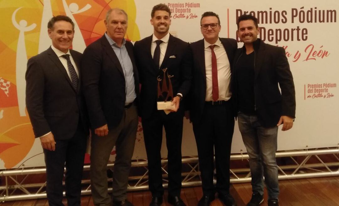 Carlos Garrote con el Trofeo Pódium