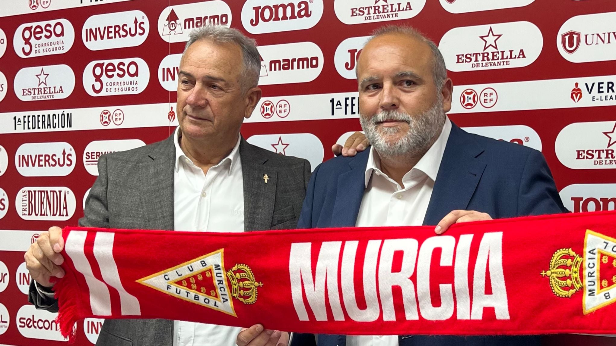 Sánchez Breis y Felipe Moreno, presidente del Real Murcia, posan con una bufanda del club