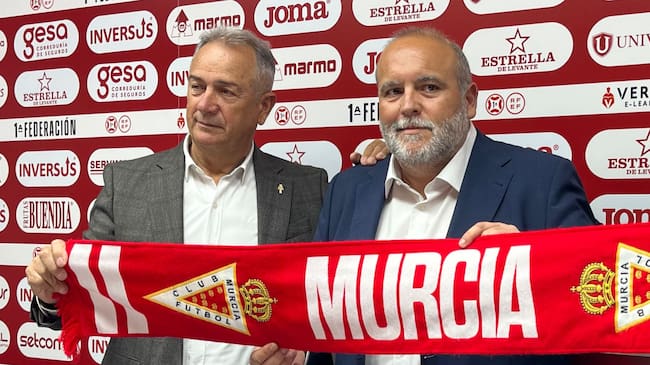 Sánchez Breis y Felipe Moreno, presidente del Real Murcia, posan con una bufanda del club