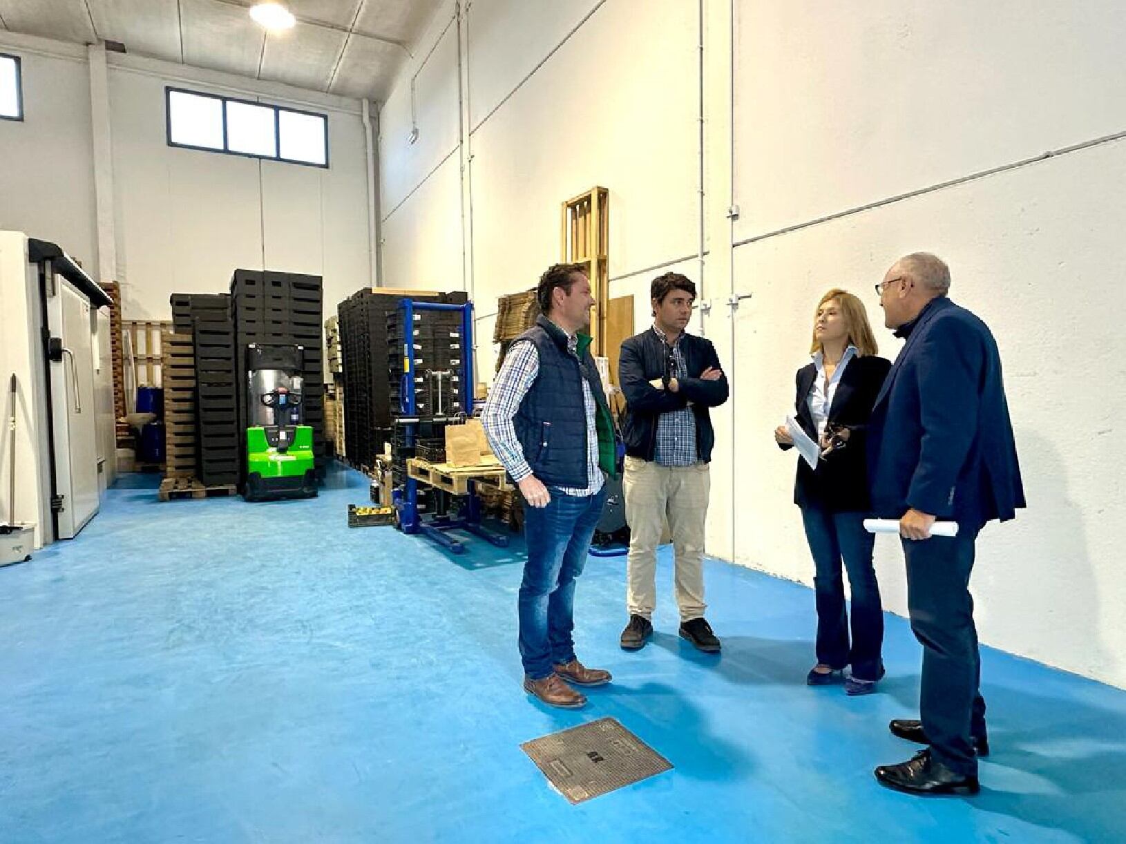 La edil de Desarrollo Local y Empleo, Rosa Medina Mínguez, ha entregado este lunes las llaves de sus naves a los promotores