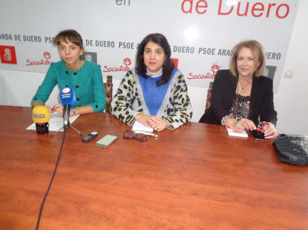 De izquierda a derecha, Ana Lozano, Mar Alcalde y Amparo SImón, ediles socialistas