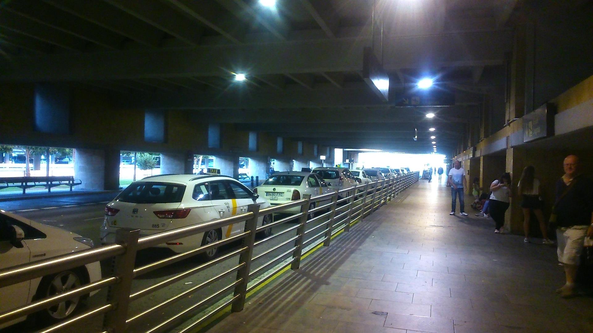 Parada de taxis del aeropuerto de Sevilla 09/10/2018 - EUROPA PRESS