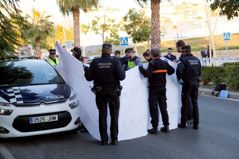 El Servicio de emergencias atienden a las heridas del atropello mortal en la Rambla de los Álamos en Motril