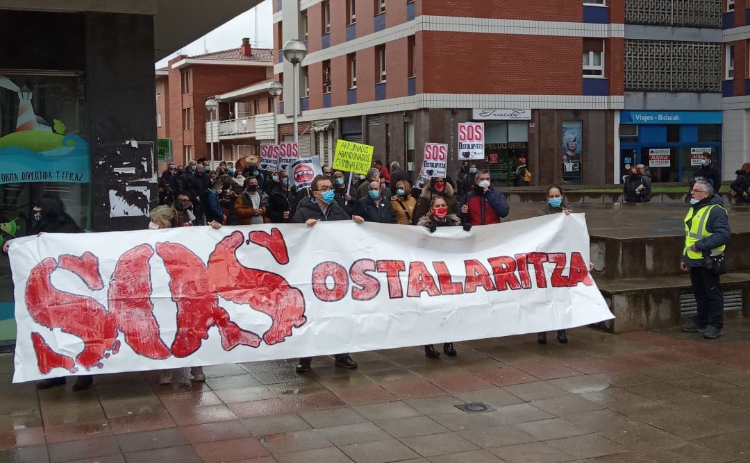 Hosteleros del barrio bilbaíno de Santutxu han pedido este lunes al Gobierno Vasco que se permita el consumo en bares y restaurantes a partir del próximo 10 de diciembre 