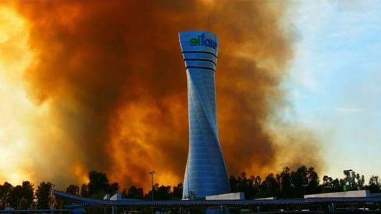 El fuego alcanzó la autovía A 5 y arrasó una zona de pasto y eucaplitos frente al CC El Faro