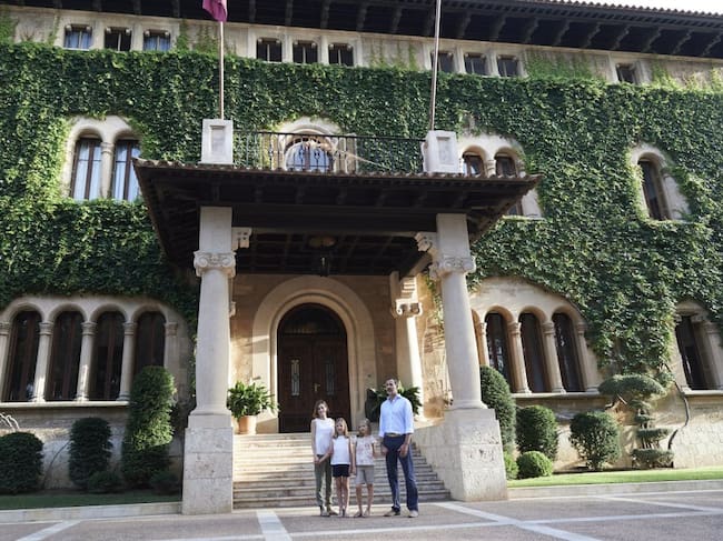 La familia real al completo frente al palacio de Marivent