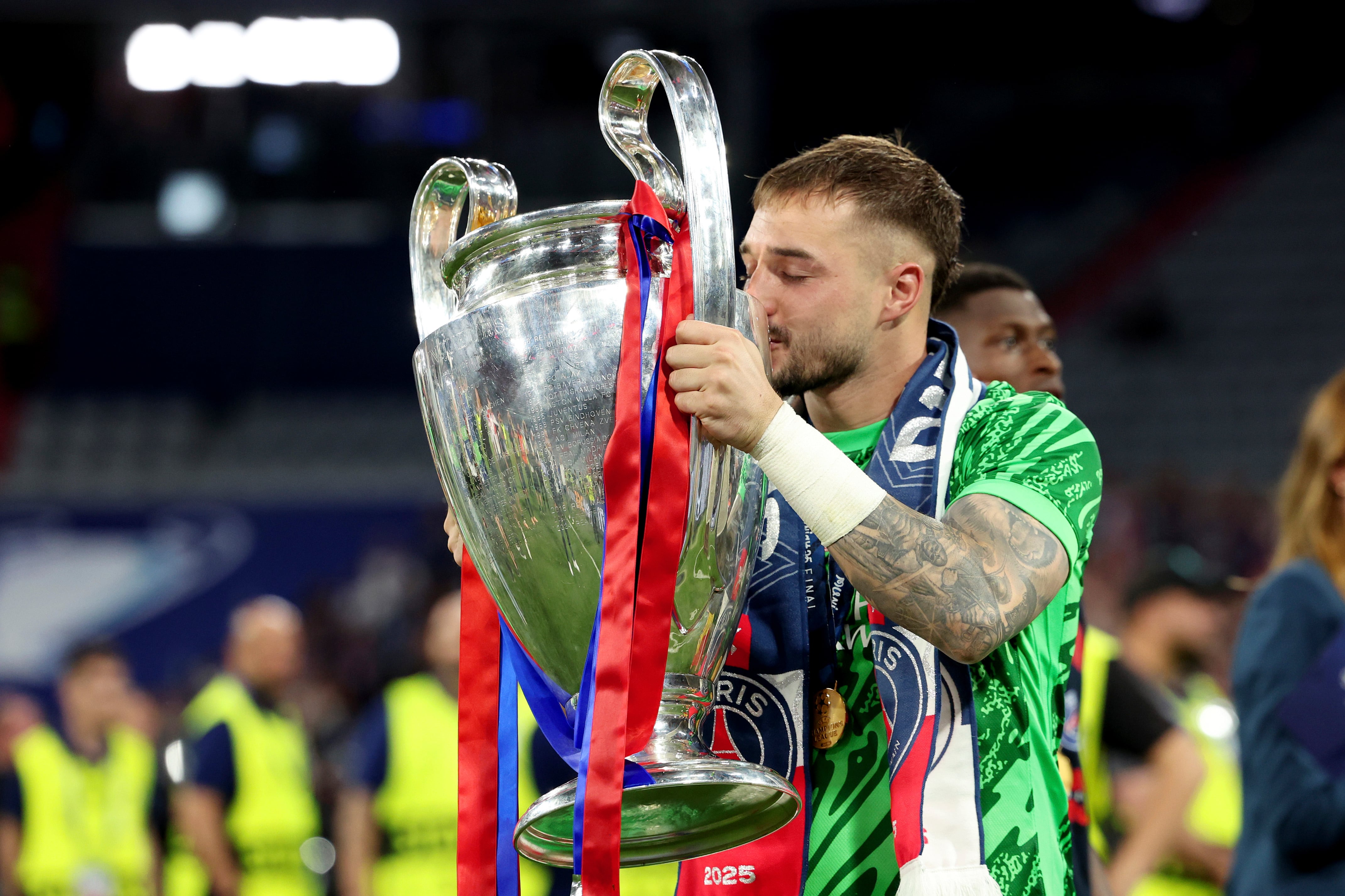 MUNCHEN, GERMANY - MAY 31: Arnau Tenas of Paris Saint Germain celebrates the Champions League victory with the trophy during the UEFA Champions League match between Paris Saint Germain v Internazionale at the Allianz Arena on May 31, 2025 in Munchen Germany (Photo by Rico Brouwer/Soccrates/Getty Images)