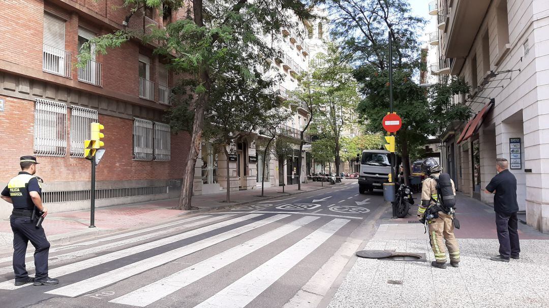 Corte al tráfico de la calle Isaac Peral de Zaragoza por escape de gas