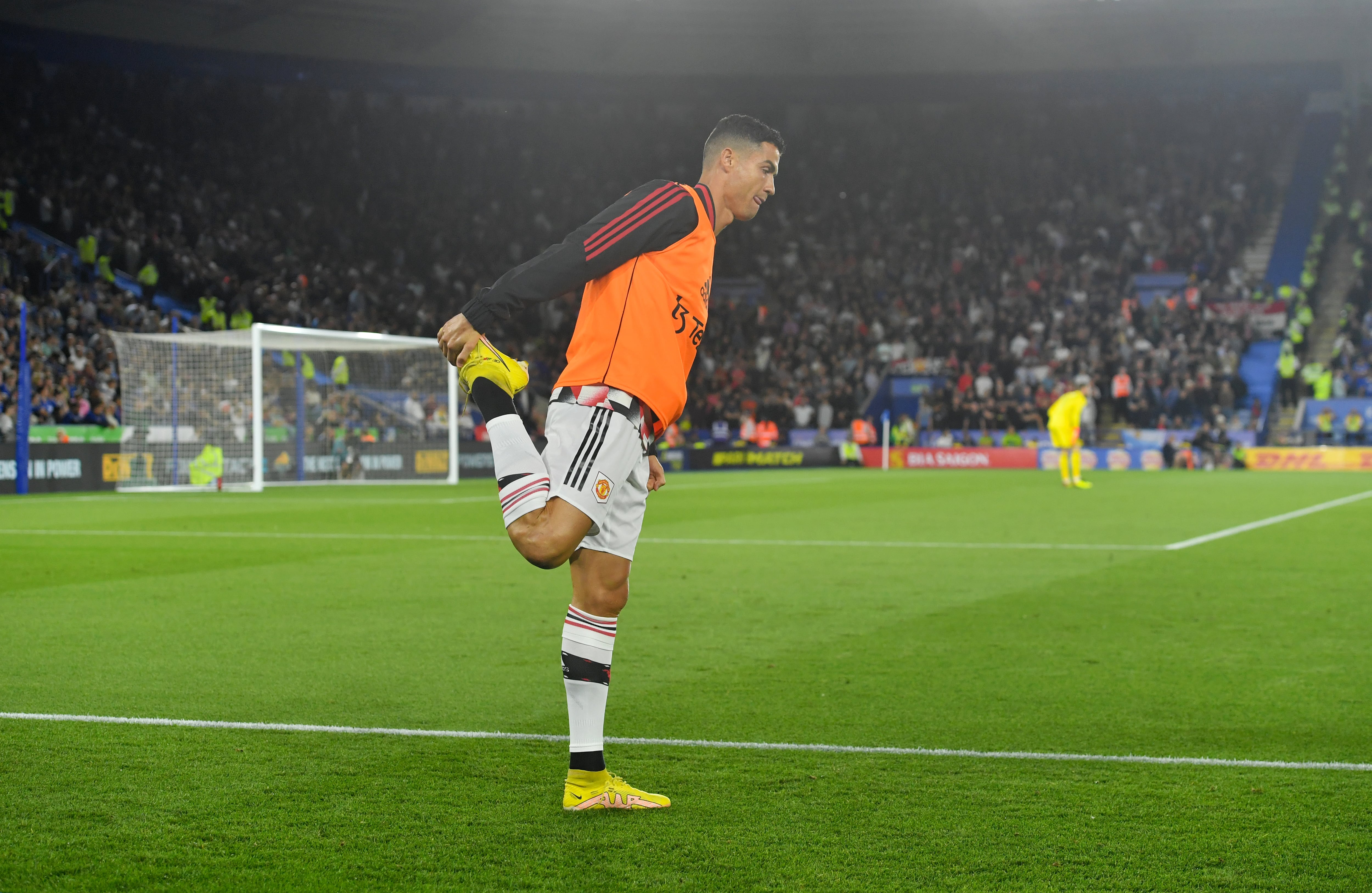 Cristiano Ronaldo calienta durante el Leicester City-Manchester United